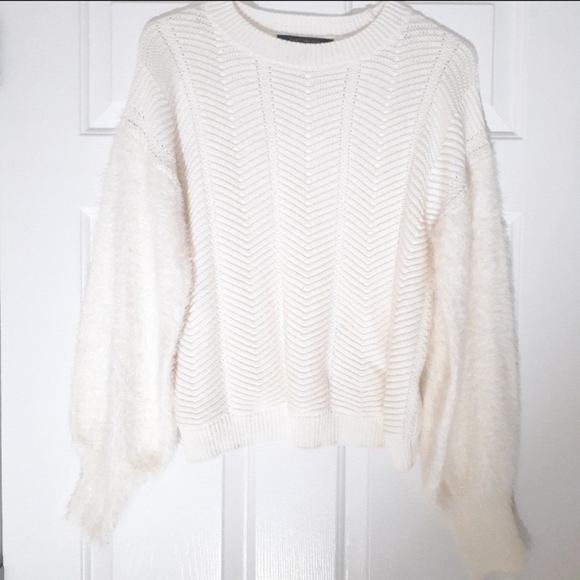 Marc New York  Andrew Marc Ivory knit fuzzy sleeves crew neck sweater, size Med - Picture 12 of 13